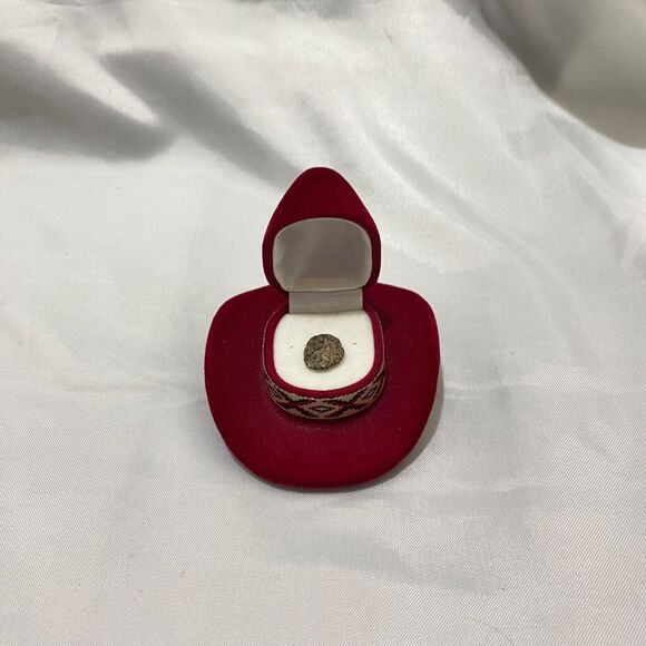 Vintage Cowboy Hat Earring Box with Small Half Inch Chunk of Pyrite Inside - Picture 8 of 11